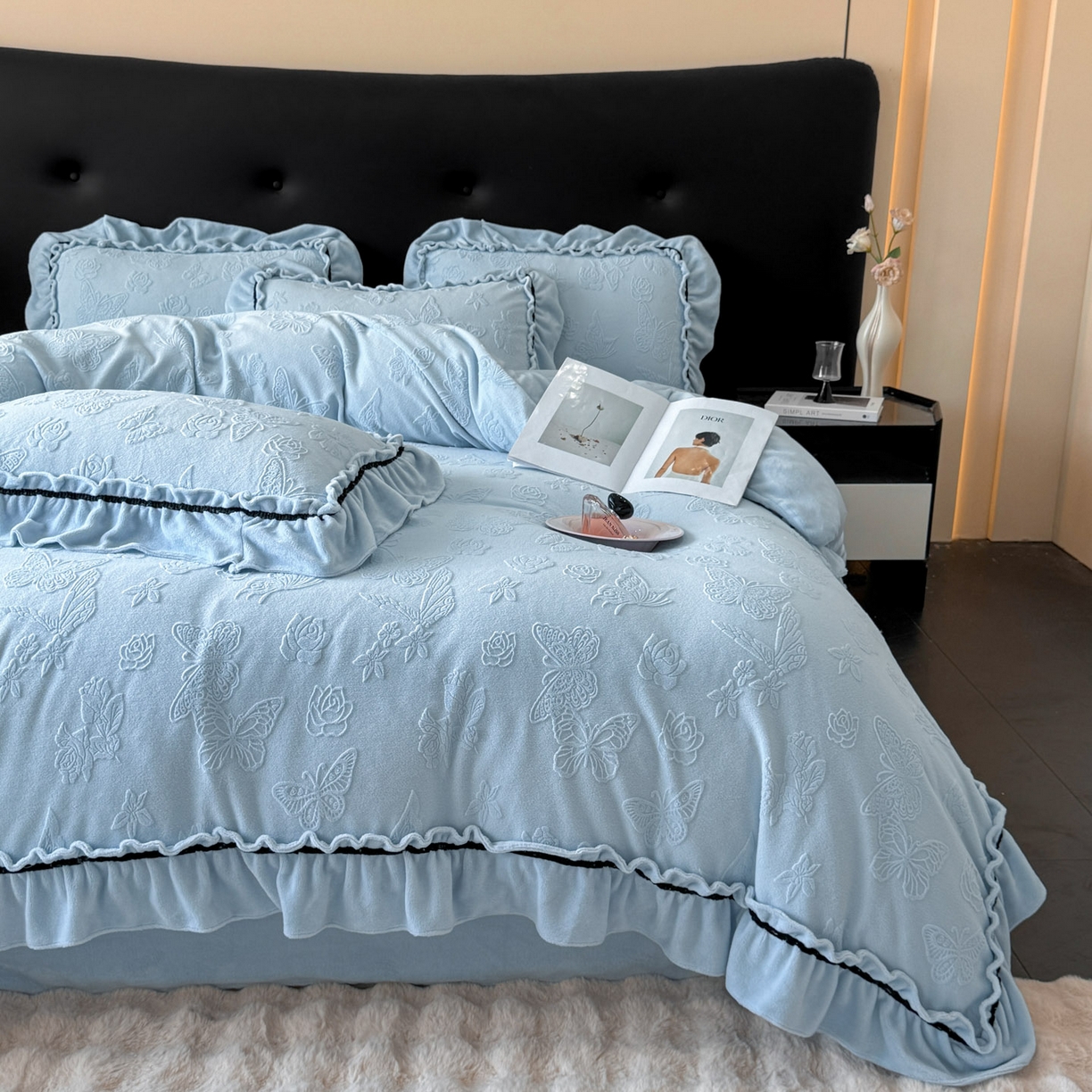 91家纺网 家纺一手货源 找家纺 绘萱家居 2025新款新品爆款高密消光织带花边款雕花牛奶绒四件套 香蝶-兰