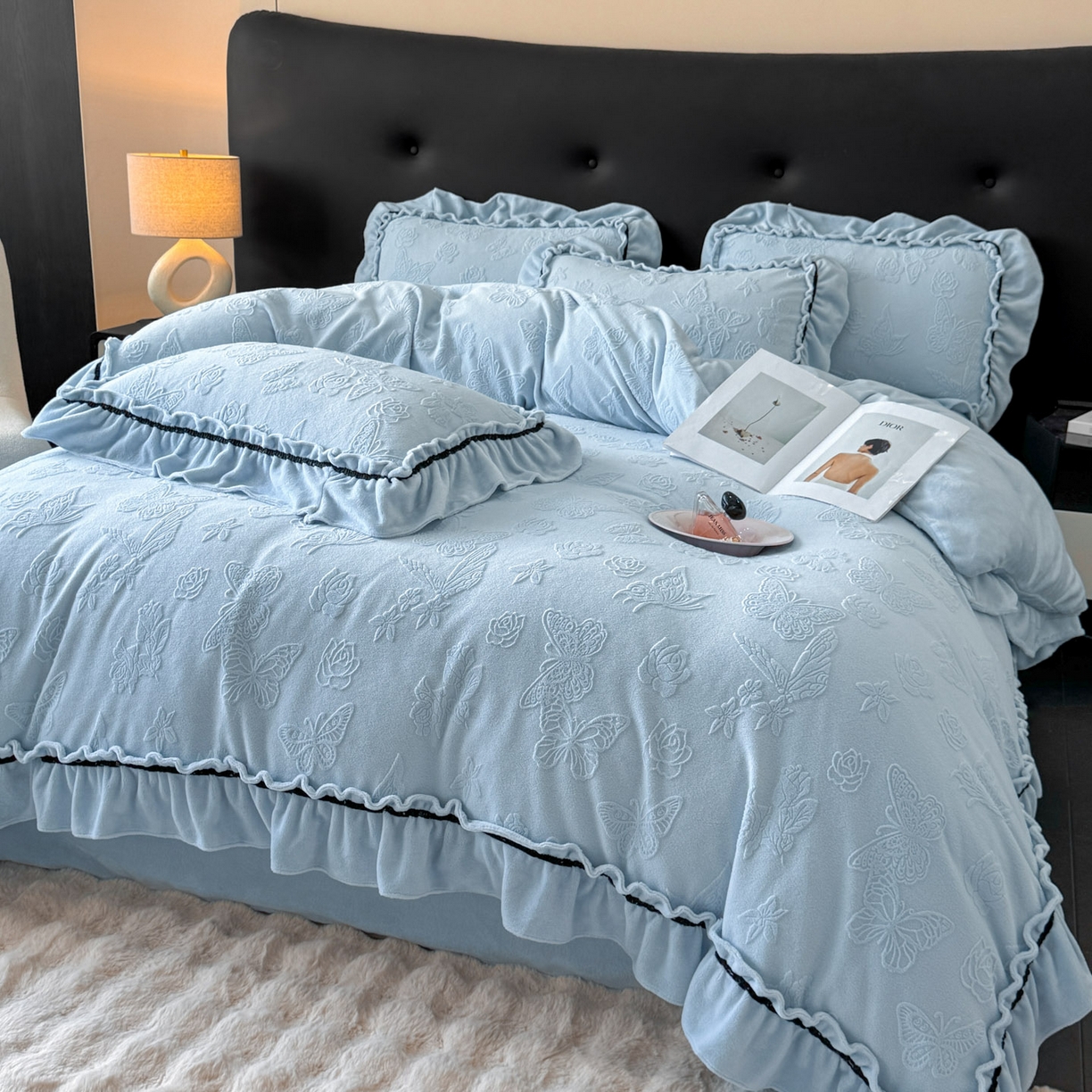 91家纺网 家纺一手货源 找家纺 绘萱家居 2025新款新品爆款高密消光织带花边款雕花牛奶绒四件套 香蝶-兰