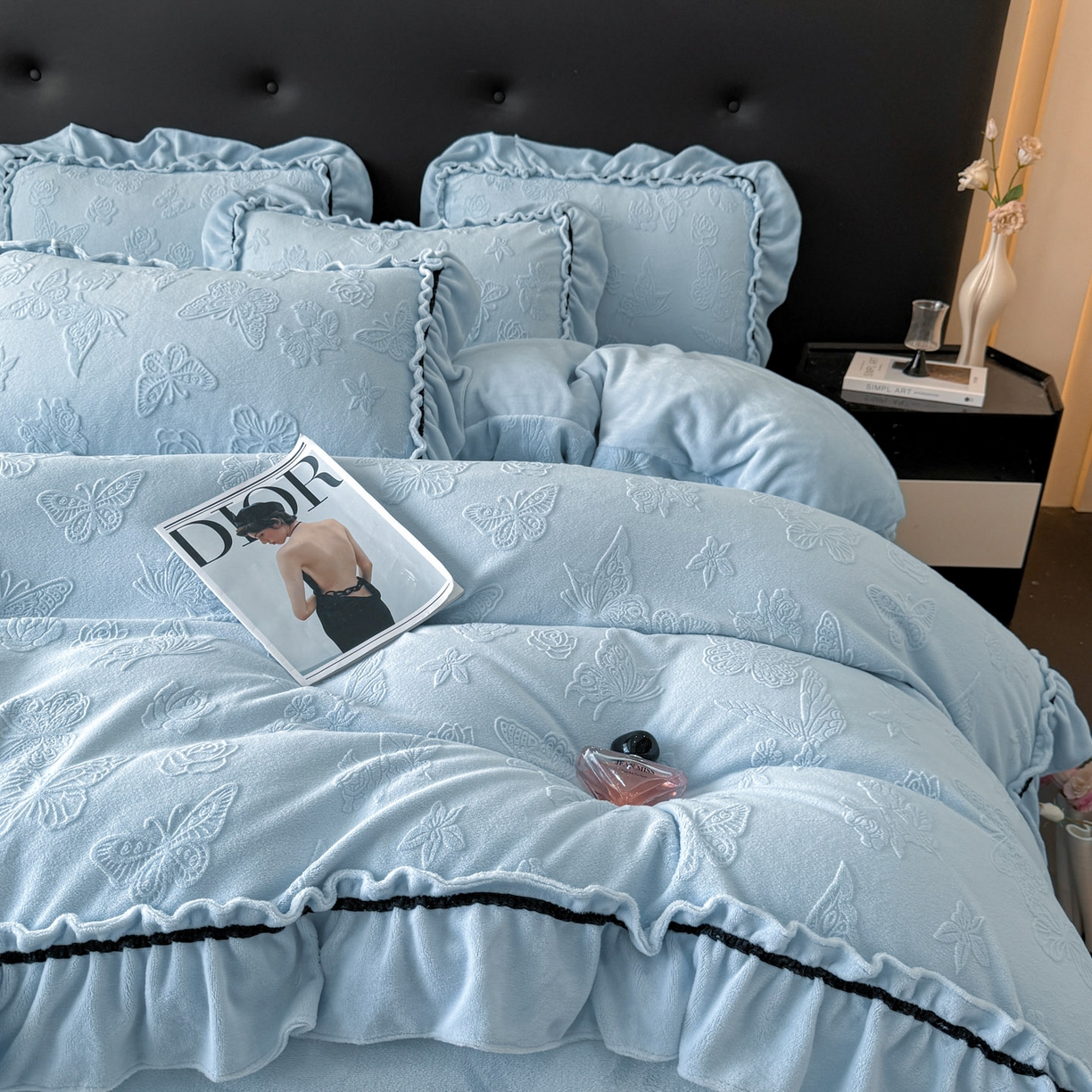 91家纺网 家纺一手货源 找家纺 绘萱家居 2025新款新品爆款高密消光织带花边款雕花牛奶绒四件套 香蝶-兰