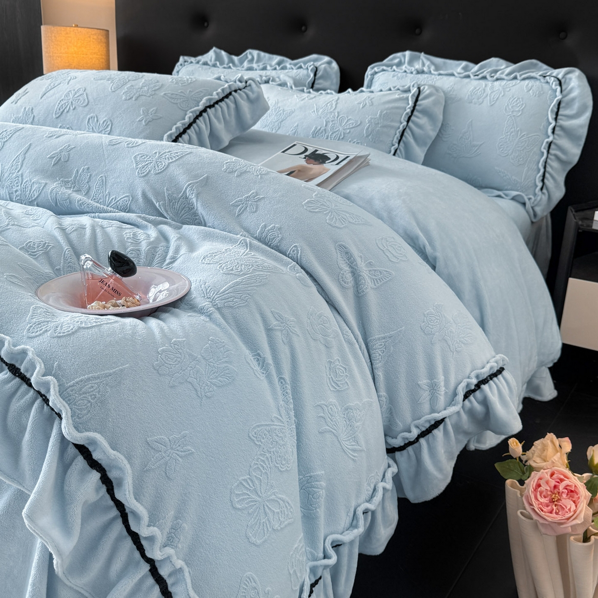 91家纺网 家纺一手货源 找家纺 绘萱家居 2025新款新品爆款高密消光织带花边款雕花牛奶绒四件套 香蝶-兰