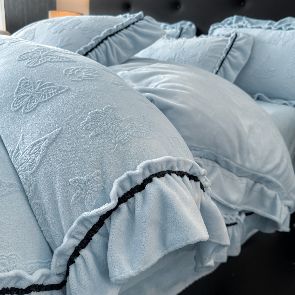 91家纺网 家纺一手货源 找家纺 绘萱家居 2025新款新品爆款高密消光织带花边款雕花牛奶绒四件套 香蝶-兰