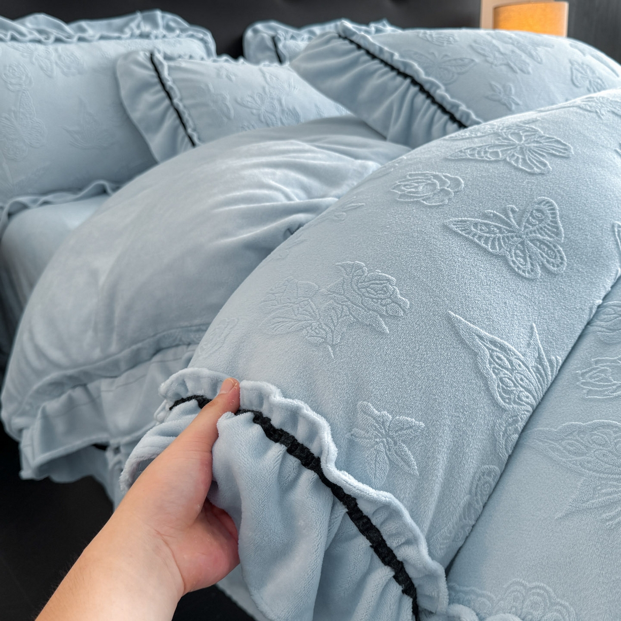 91家纺网 家纺一手货源 找家纺 绘萱家居 2025新款新品爆款高密消光织带花边款雕花牛奶绒四件套 香蝶-兰