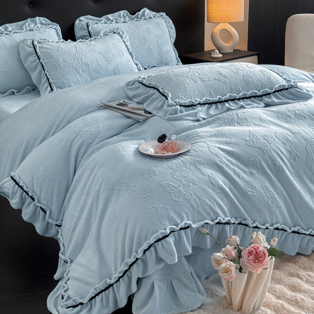 91家纺网 家纺一手货源 找家纺 绘萱家居 2025新款新品爆款高密消光织带花边款雕花牛奶绒四件套 香蝶-兰