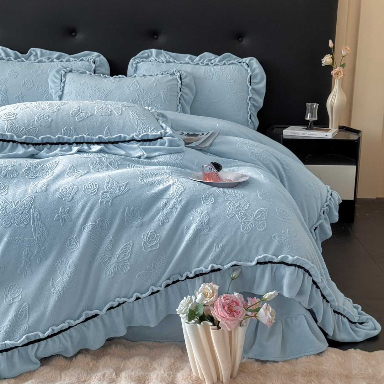 91家纺网 家纺一手货源 找家纺 绘萱家居 2025新款新品爆款高密消光织带花边款雕花牛奶绒四件套 香蝶-兰