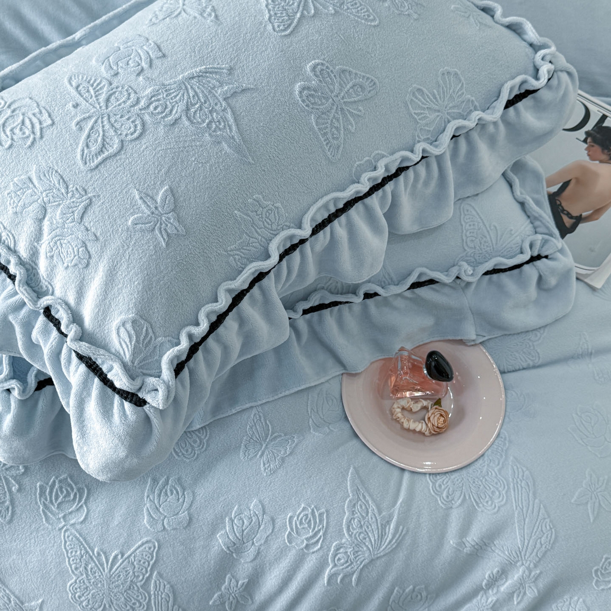 91家纺网 家纺一手货源 找家纺 绘萱家居 2025新款新品爆款高密消光织带花边款雕花牛奶绒四件套 香蝶-兰