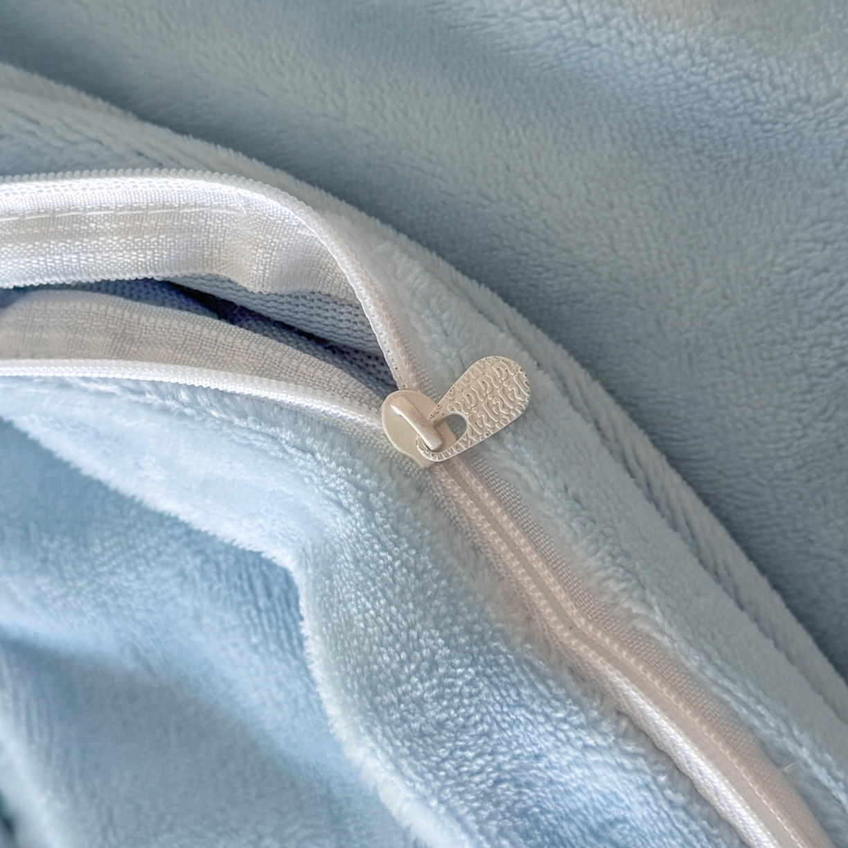 91家纺网 家纺一手货源 找家纺 绘萱家居 2025新款新品爆款高密消光织带花边款雕花牛奶绒四件套 香蝶-兰