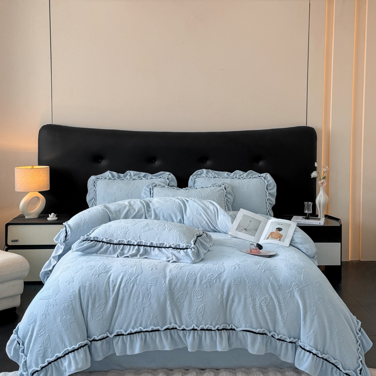 91家纺网 家纺一手货源 找家纺 绘萱家居 2025新款新品爆款高密消光织带花边款雕花牛奶绒四件套 香蝶-兰