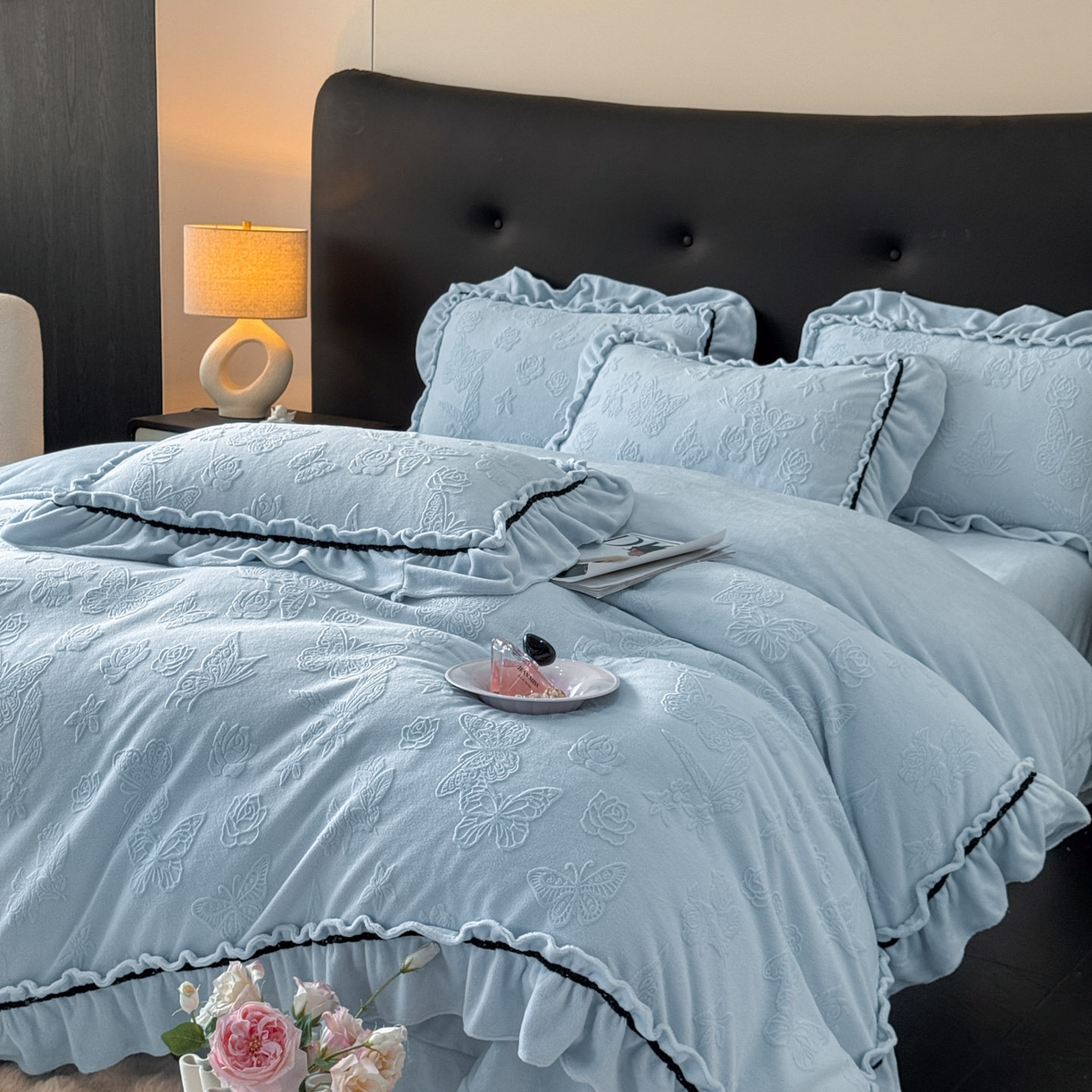 91家纺网 家纺一手货源 找家纺 绘萱家居 2025新款新品爆款高密消光织带花边款雕花牛奶绒四件套 香蝶-兰