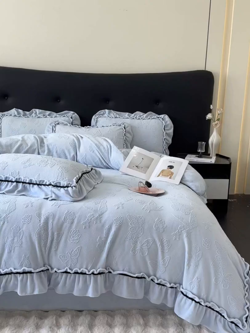 91家纺网 家纺一手货源 找家纺 绘萱家居 2025新款新品爆款高密消光织带花边款雕花牛奶绒四件套 香蝶-兰