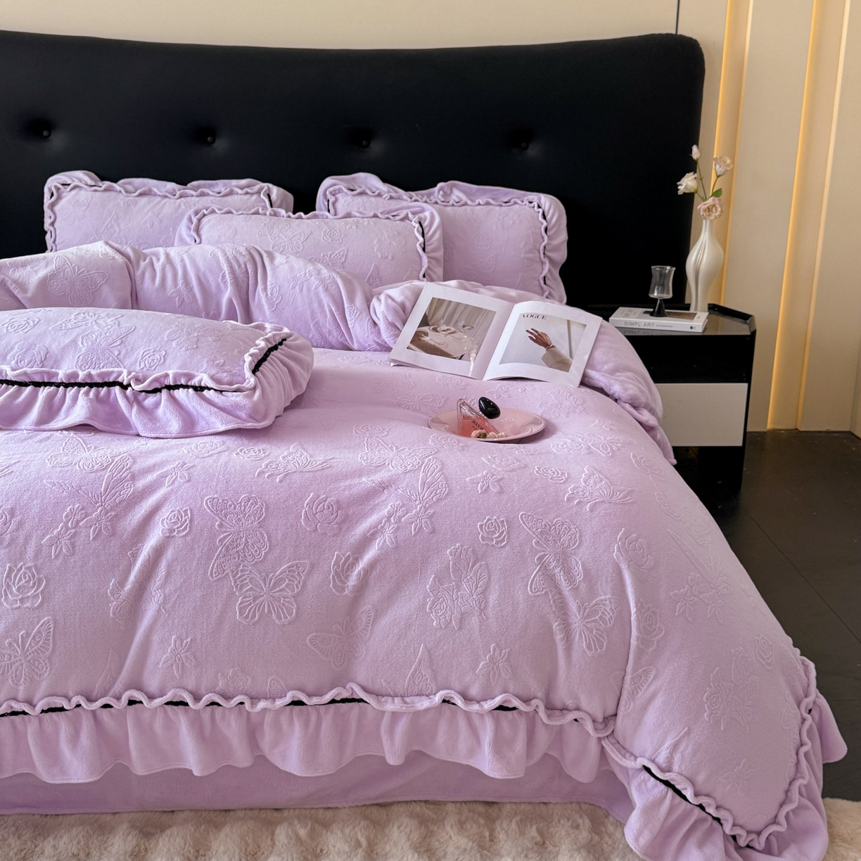 91家纺网 家纺一手货源 找家纺 绘萱家居 2025新款新品爆款高密消光织带花边款雕花牛奶绒四件套 香蝶-紫