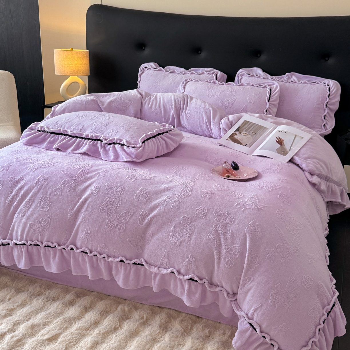 91家纺网 家纺一手货源 找家纺 绘萱家居 2025新款新品爆款高密消光织带花边款雕花牛奶绒四件套 香蝶-紫