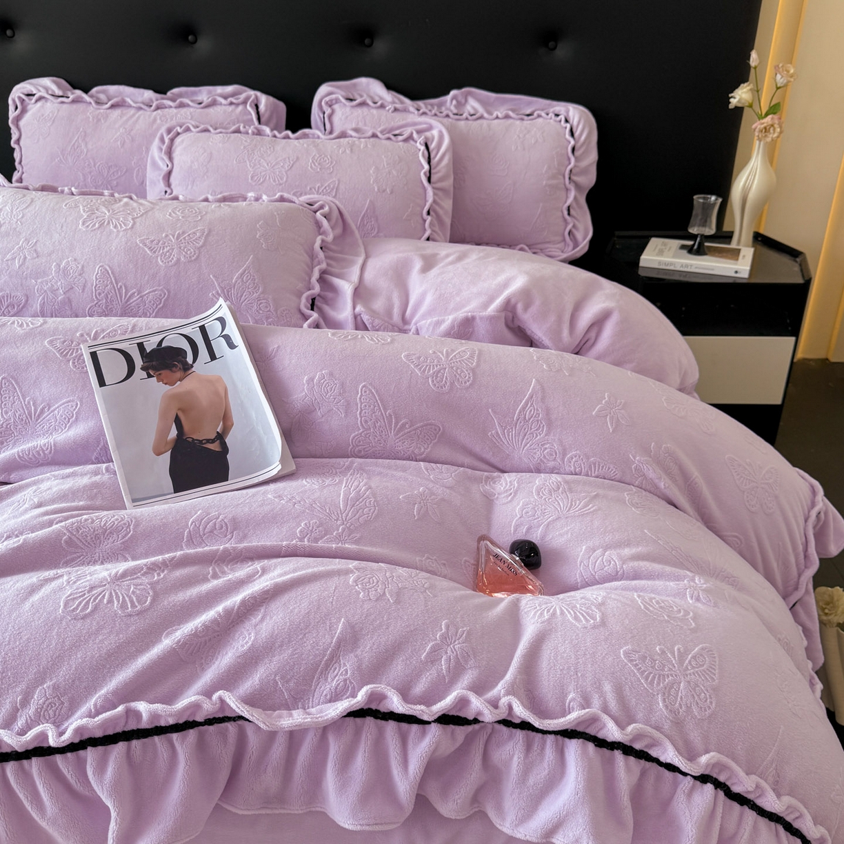 91家纺网 家纺一手货源 找家纺 绘萱家居 2025新款新品爆款高密消光织带花边款雕花牛奶绒四件套 香蝶-紫
