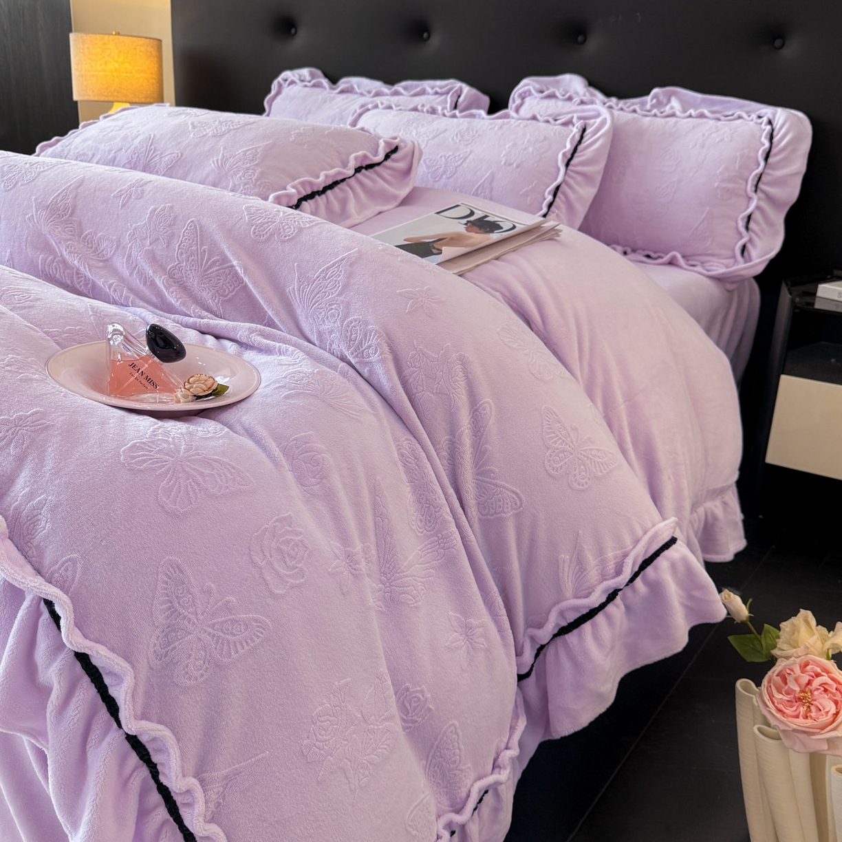 91家纺网 家纺一手货源 找家纺 绘萱家居 2025新款新品爆款高密消光织带花边款雕花牛奶绒四件套 香蝶-紫