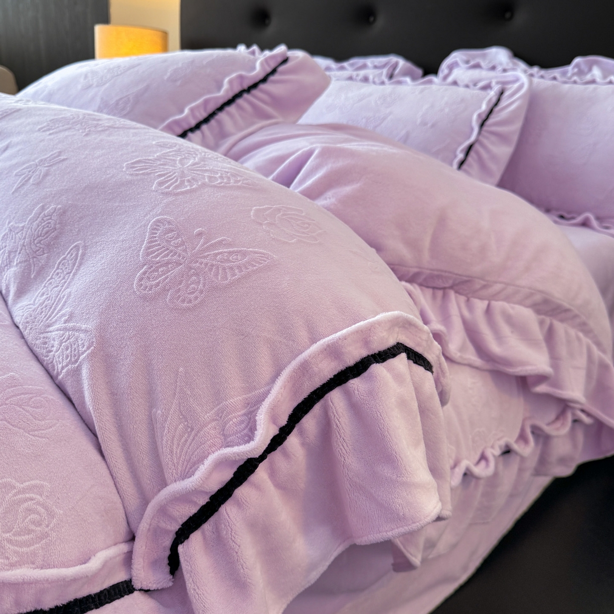 91家纺网 家纺一手货源 找家纺 绘萱家居 2025新款新品爆款高密消光织带花边款雕花牛奶绒四件套 香蝶-紫