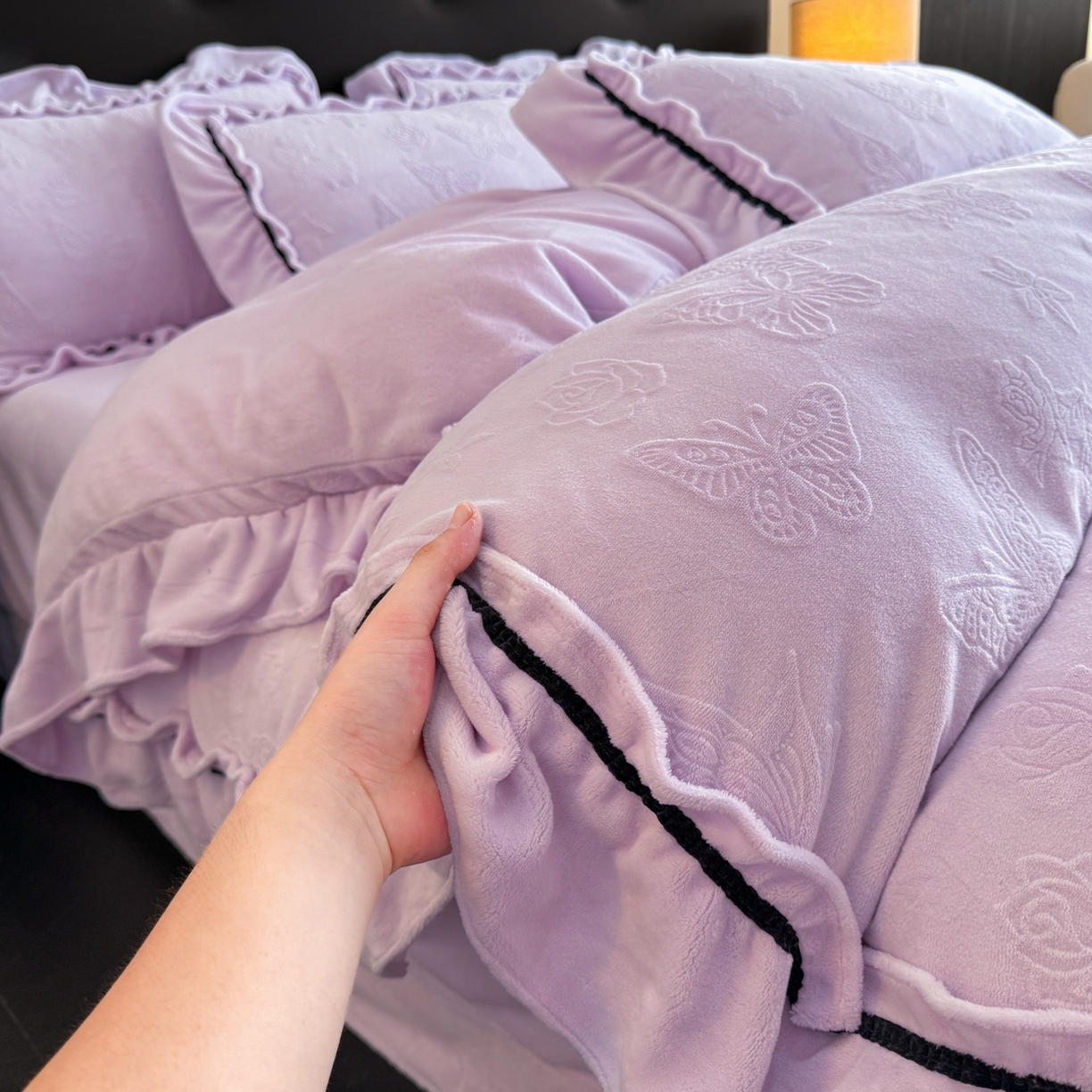 91家纺网 家纺一手货源 找家纺 绘萱家居 2025新款新品爆款高密消光织带花边款雕花牛奶绒四件套 香蝶-紫