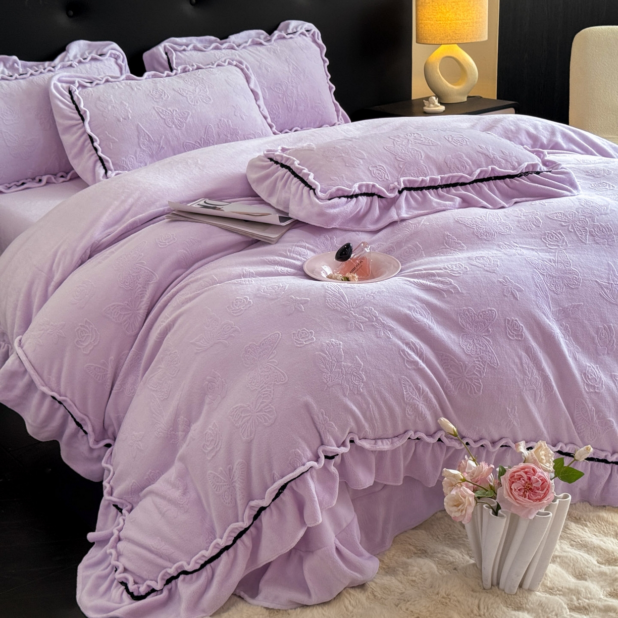 91家纺网 家纺一手货源 找家纺 绘萱家居 2025新款新品爆款高密消光织带花边款雕花牛奶绒四件套 香蝶-紫