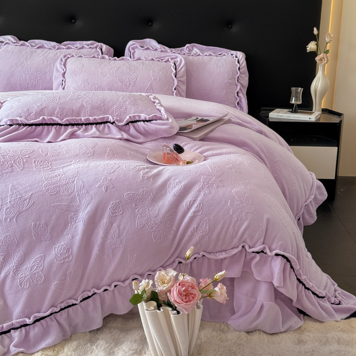 91家纺网 家纺一手货源 找家纺 绘萱家居 2025新款新品爆款高密消光织带花边款雕花牛奶绒四件套 香蝶-紫
