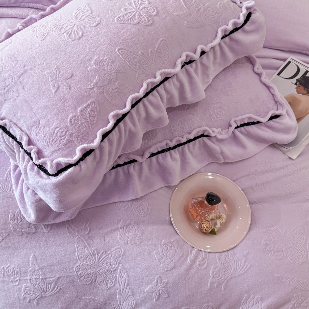 91家纺网 家纺一手货源 找家纺 绘萱家居 2025新款新品爆款高密消光织带花边款雕花牛奶绒四件套 香蝶-紫