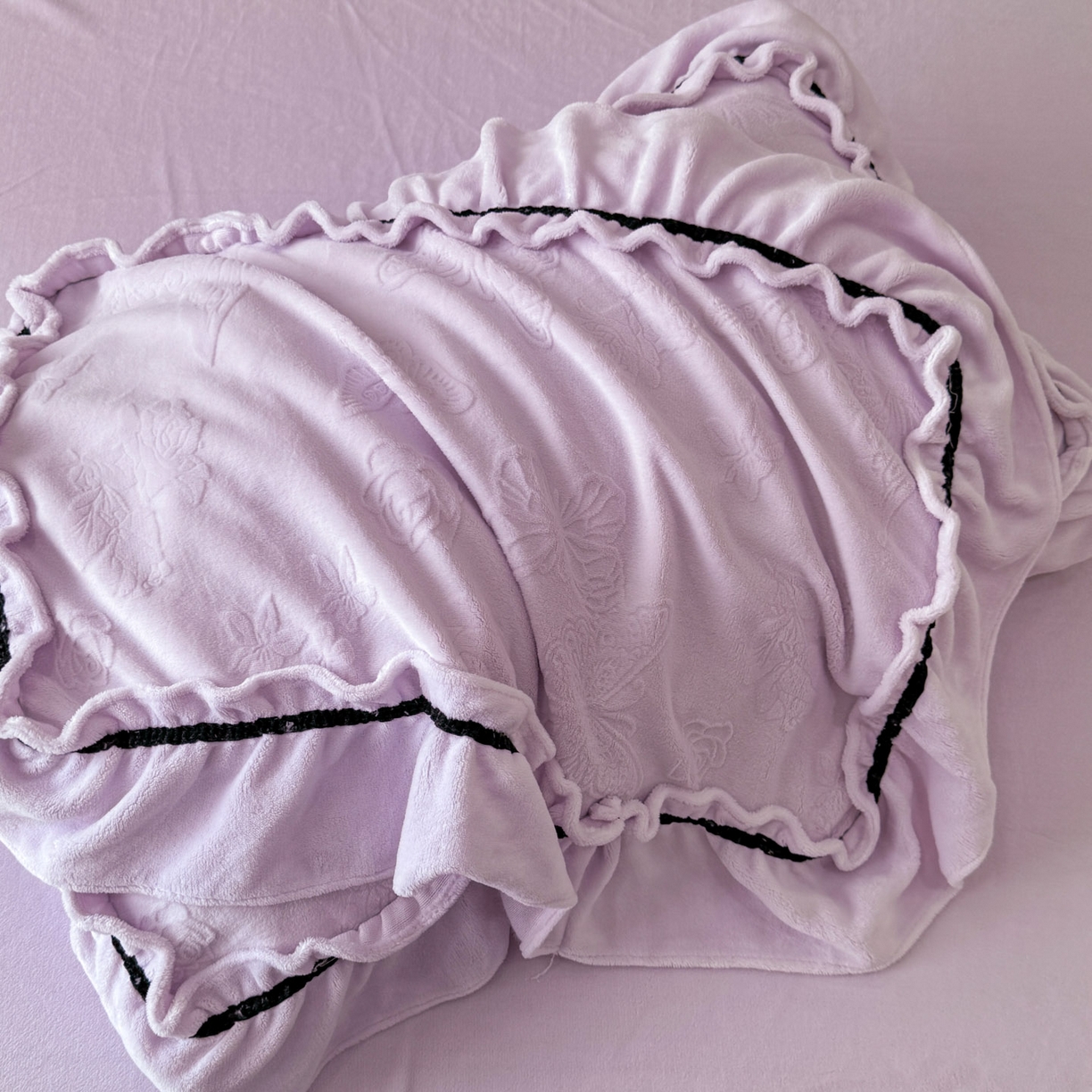 91家纺网 家纺一手货源 找家纺 绘萱家居 2025新款新品爆款高密消光织带花边款雕花牛奶绒四件套 香蝶-紫