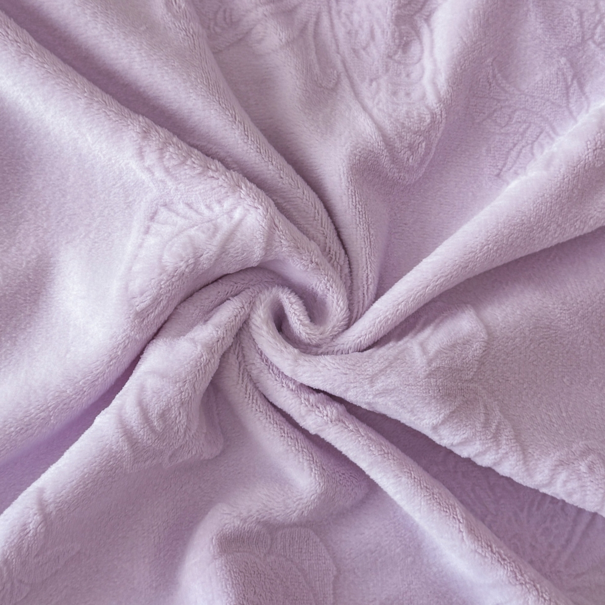 91家纺网 家纺一手货源 找家纺 绘萱家居 2025新款新品爆款高密消光织带花边款雕花牛奶绒四件套 香蝶-紫