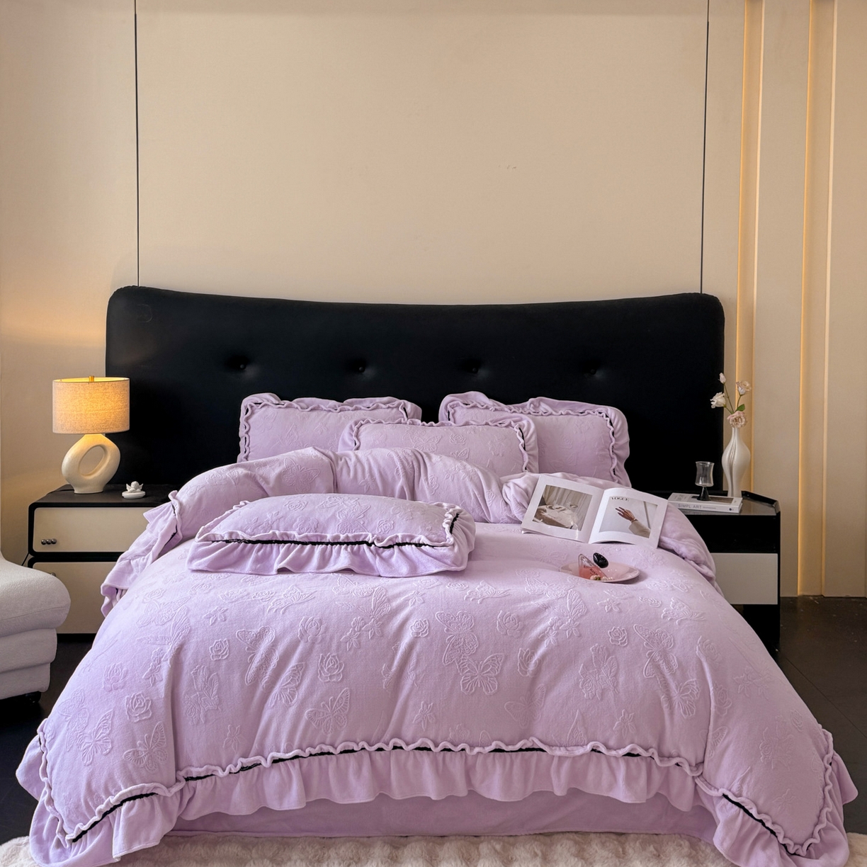 91家纺网 家纺一手货源 找家纺 绘萱家居 2025新款新品爆款高密消光织带花边款雕花牛奶绒四件套 香蝶-紫