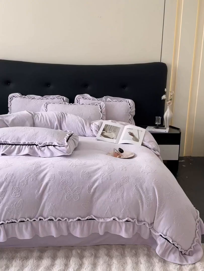 91家纺网 家纺一手货源 找家纺 绘萱家居 2025新款新品爆款高密消光织带花边款雕花牛奶绒四件套 香蝶-紫