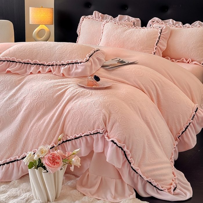 绘萱家居 2025新款新品爆款高密消光织带花边款雕花牛奶绒四件套 伊莉莎-粉