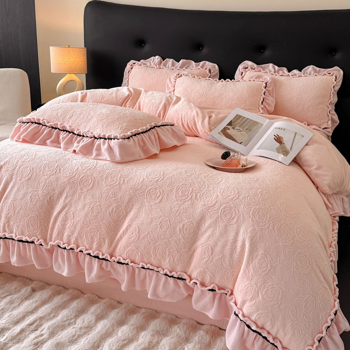 91家纺网 家纺一手货源 找家纺 绘萱家居 2025新款新品爆款高密消光织带花边款雕花牛奶绒四件套 伊莉莎-粉