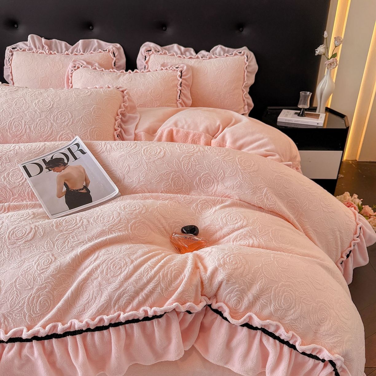 91家纺网 家纺一手货源 找家纺 绘萱家居 2025新款新品爆款高密消光织带花边款雕花牛奶绒四件套 伊莉莎-粉