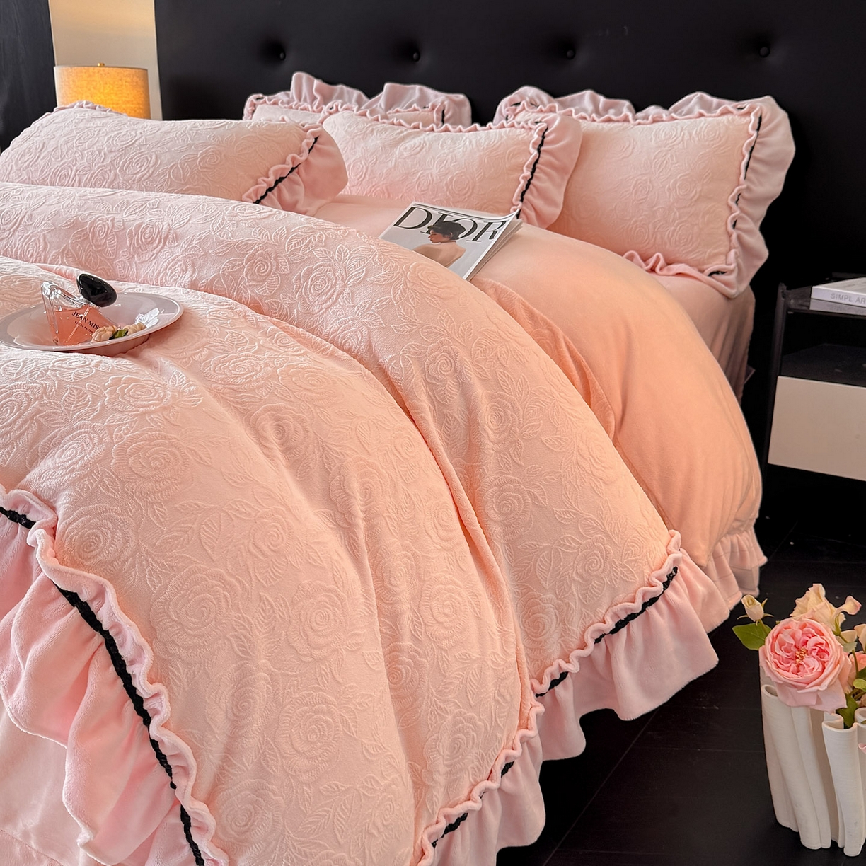 91家纺网 家纺一手货源 找家纺 绘萱家居 2025新款新品爆款高密消光织带花边款雕花牛奶绒四件套 伊莉莎-粉