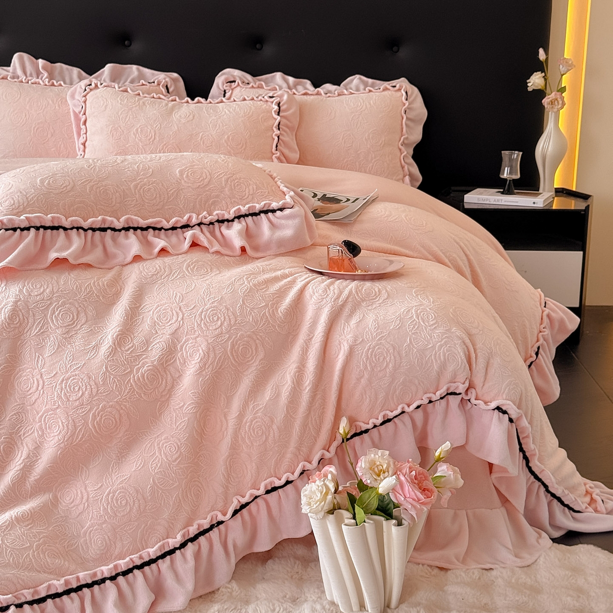 91家纺网 家纺一手货源 找家纺 绘萱家居 2025新款新品爆款高密消光织带花边款雕花牛奶绒四件套 伊莉莎-粉