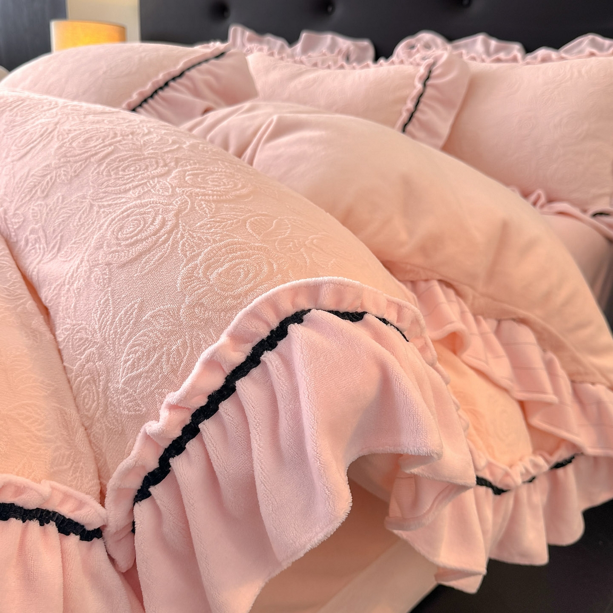 91家纺网 家纺一手货源 找家纺 绘萱家居 2025新款新品爆款高密消光织带花边款雕花牛奶绒四件套 伊莉莎-粉