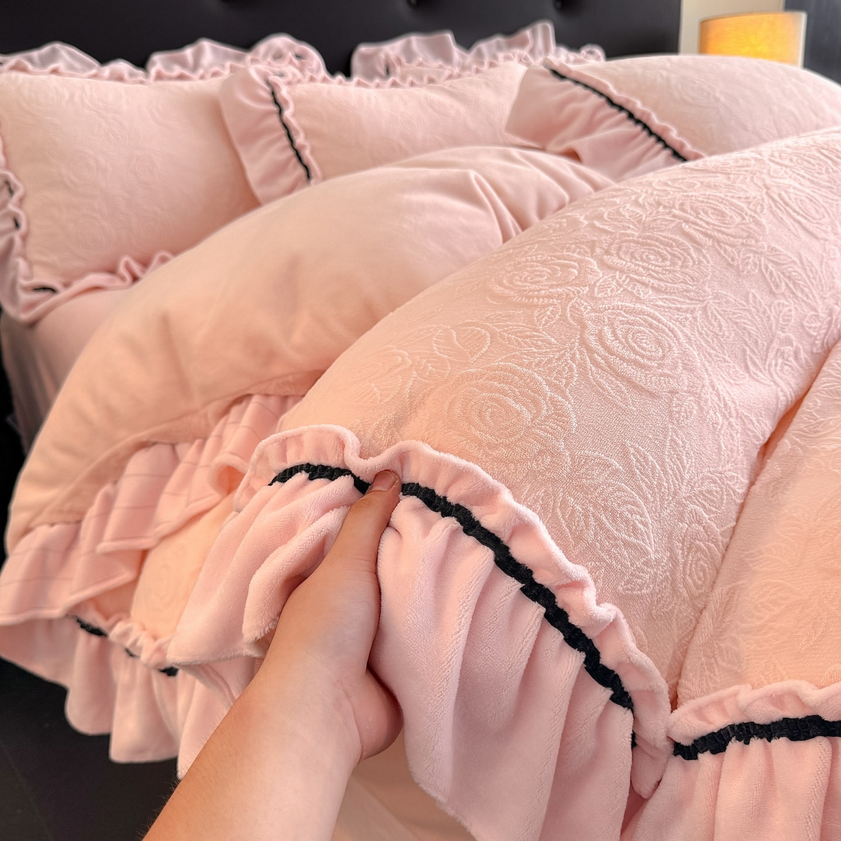 91家纺网 家纺一手货源 找家纺 绘萱家居 2025新款新品爆款高密消光织带花边款雕花牛奶绒四件套 伊莉莎-粉