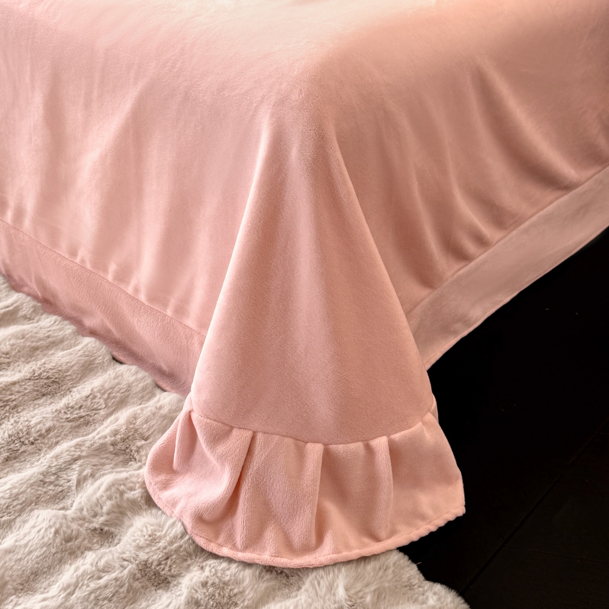 91家纺网 家纺一手货源 找家纺 绘萱家居 2025新款新品爆款高密消光织带花边款雕花牛奶绒四件套 伊莉莎-粉