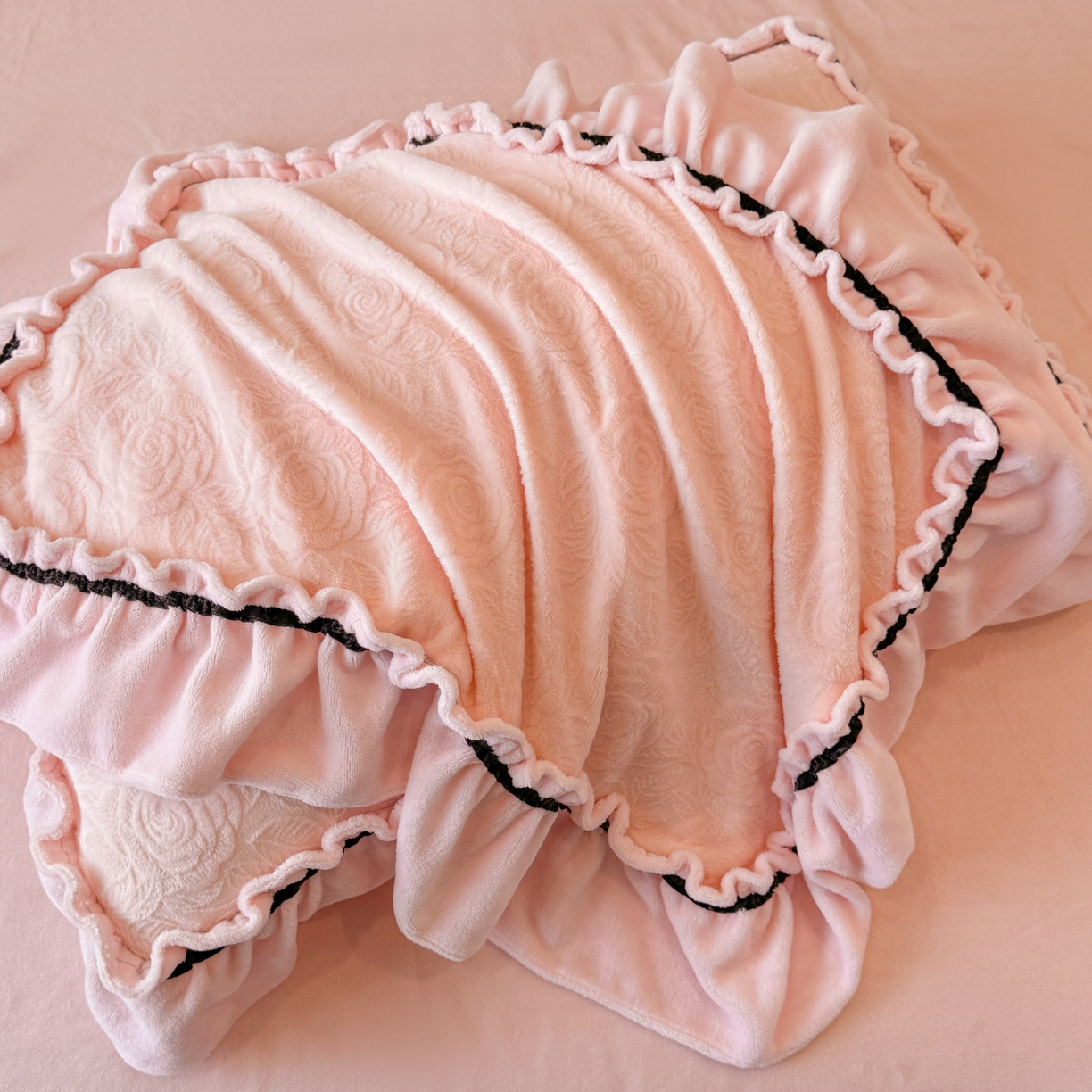 91家纺网 家纺一手货源 找家纺 绘萱家居 2025新款新品爆款高密消光织带花边款雕花牛奶绒四件套 伊莉莎-粉