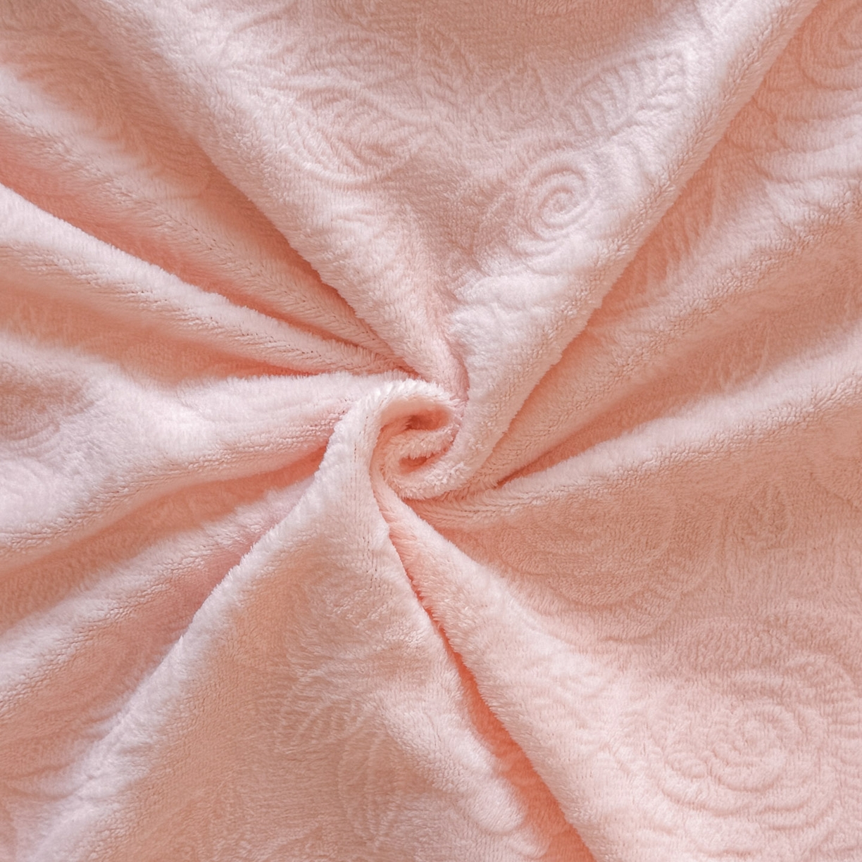 91家纺网 家纺一手货源 找家纺 绘萱家居 2025新款新品爆款高密消光织带花边款雕花牛奶绒四件套 伊莉莎-粉