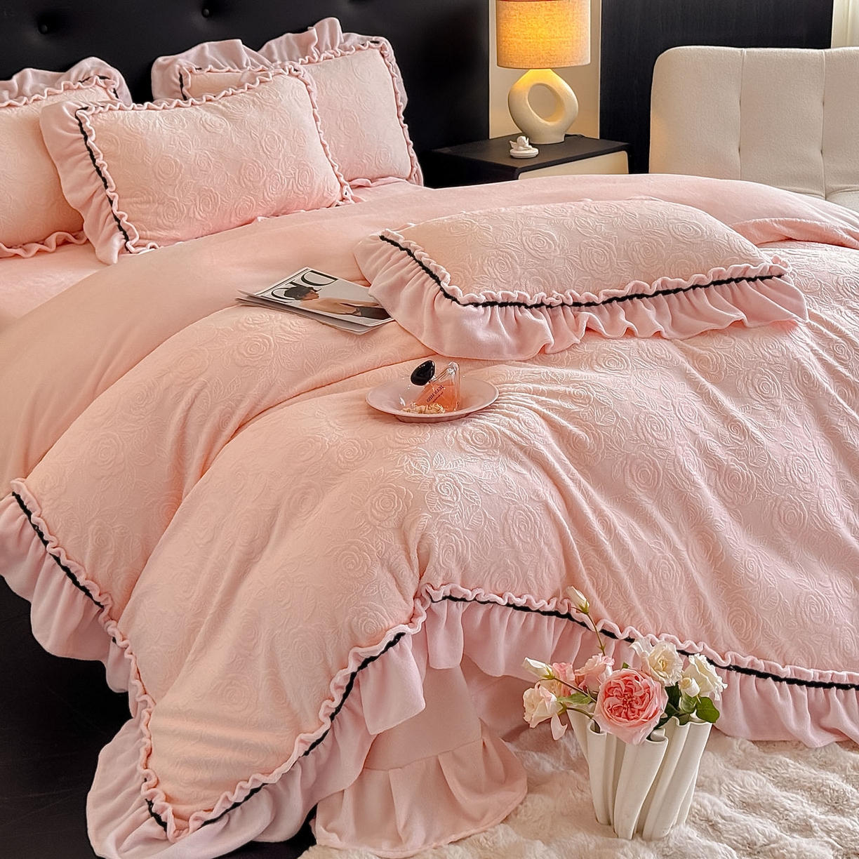 91家纺网 家纺一手货源 找家纺 绘萱家居 2025新款新品爆款高密消光织带花边款雕花牛奶绒四件套 伊莉莎-粉