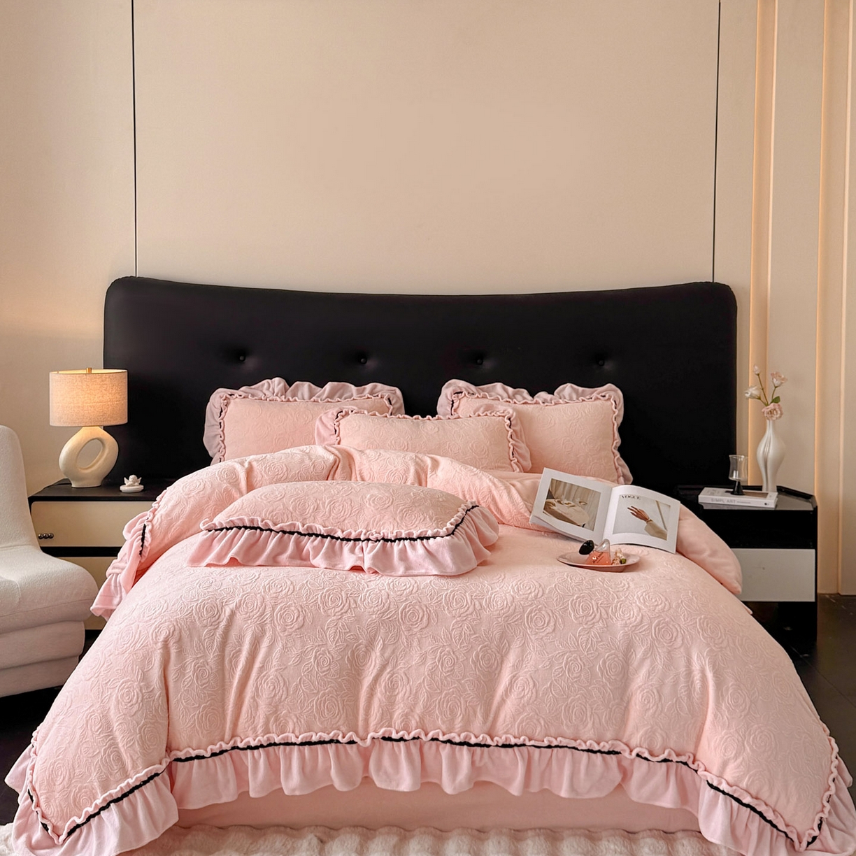 91家纺网 家纺一手货源 找家纺 绘萱家居 2025新款新品爆款高密消光织带花边款雕花牛奶绒四件套 伊莉莎-粉