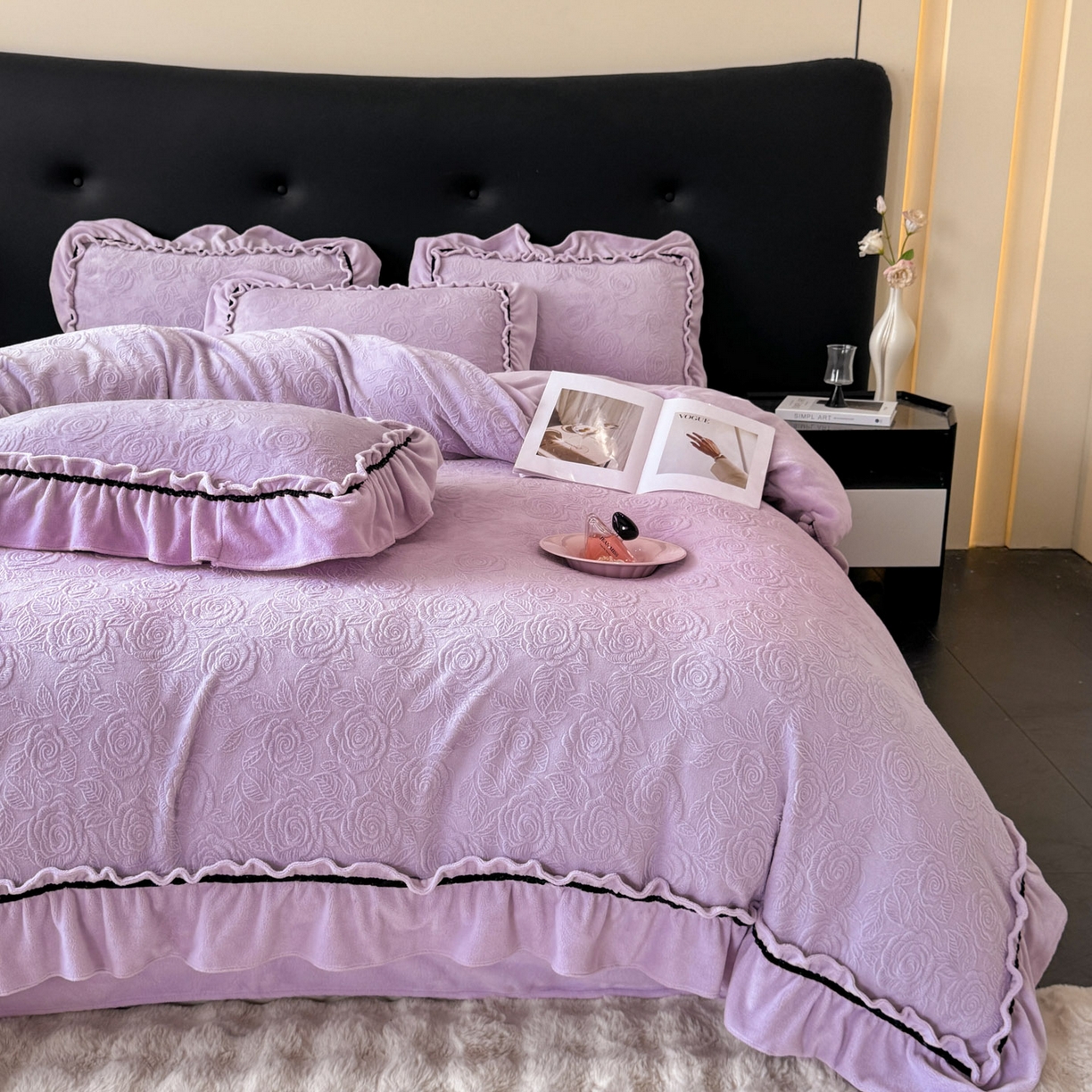 91家纺网 家纺一手货源 找家纺 绘萱家居 2025新款新品爆款高密消光织带花边款雕花牛奶绒四件套 伊莉莎-紫