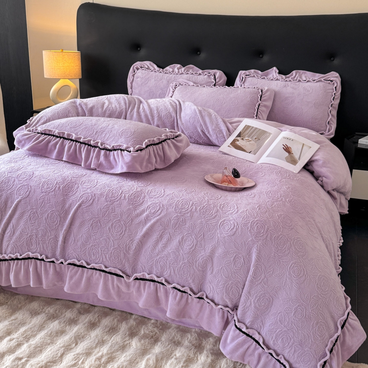 91家纺网 家纺一手货源 找家纺 绘萱家居 2025新款新品爆款高密消光织带花边款雕花牛奶绒四件套 伊莉莎-紫