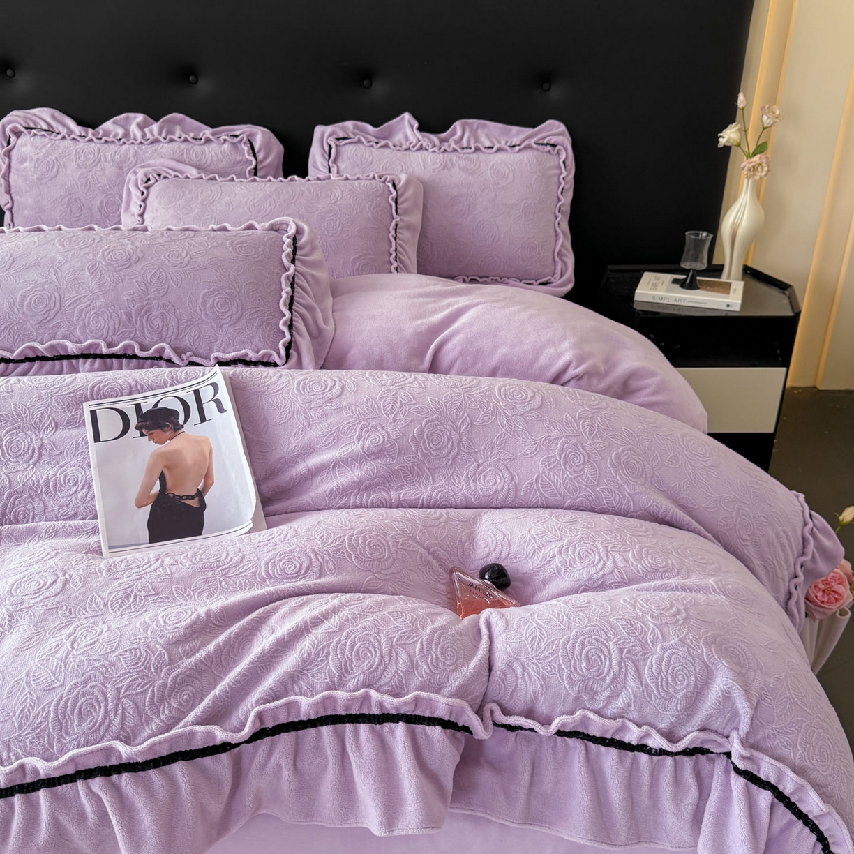 91家纺网 家纺一手货源 找家纺 绘萱家居 2025新款新品爆款高密消光织带花边款雕花牛奶绒四件套 伊莉莎-紫