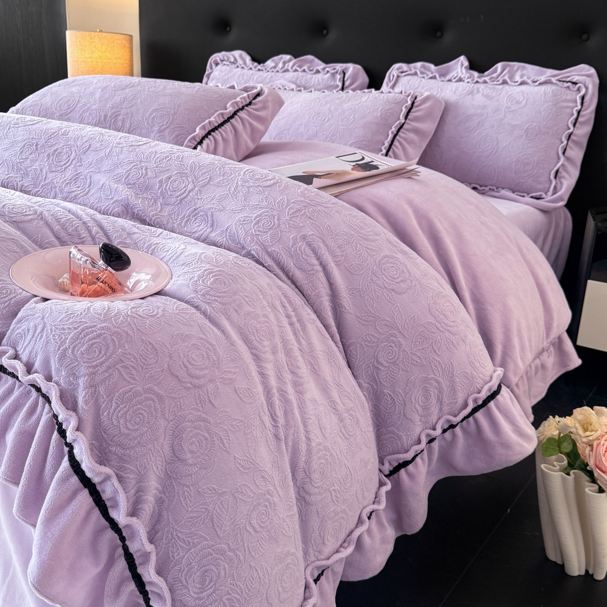 91家纺网 家纺一手货源 找家纺 绘萱家居 2025新款新品爆款高密消光织带花边款雕花牛奶绒四件套 伊莉莎-紫