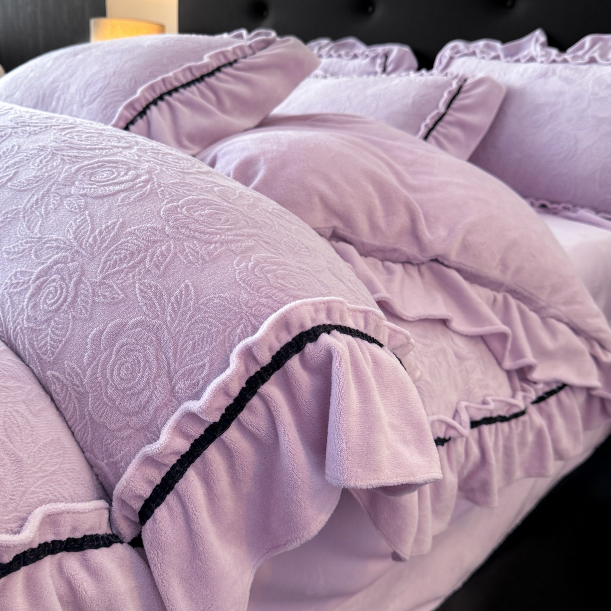 91家纺网 家纺一手货源 找家纺 绘萱家居 2025新款新品爆款高密消光织带花边款雕花牛奶绒四件套 伊莉莎-紫