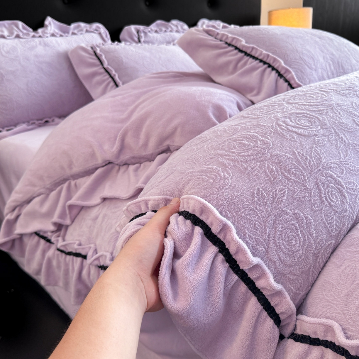 91家纺网 家纺一手货源 找家纺 绘萱家居 2025新款新品爆款高密消光织带花边款雕花牛奶绒四件套 伊莉莎-紫