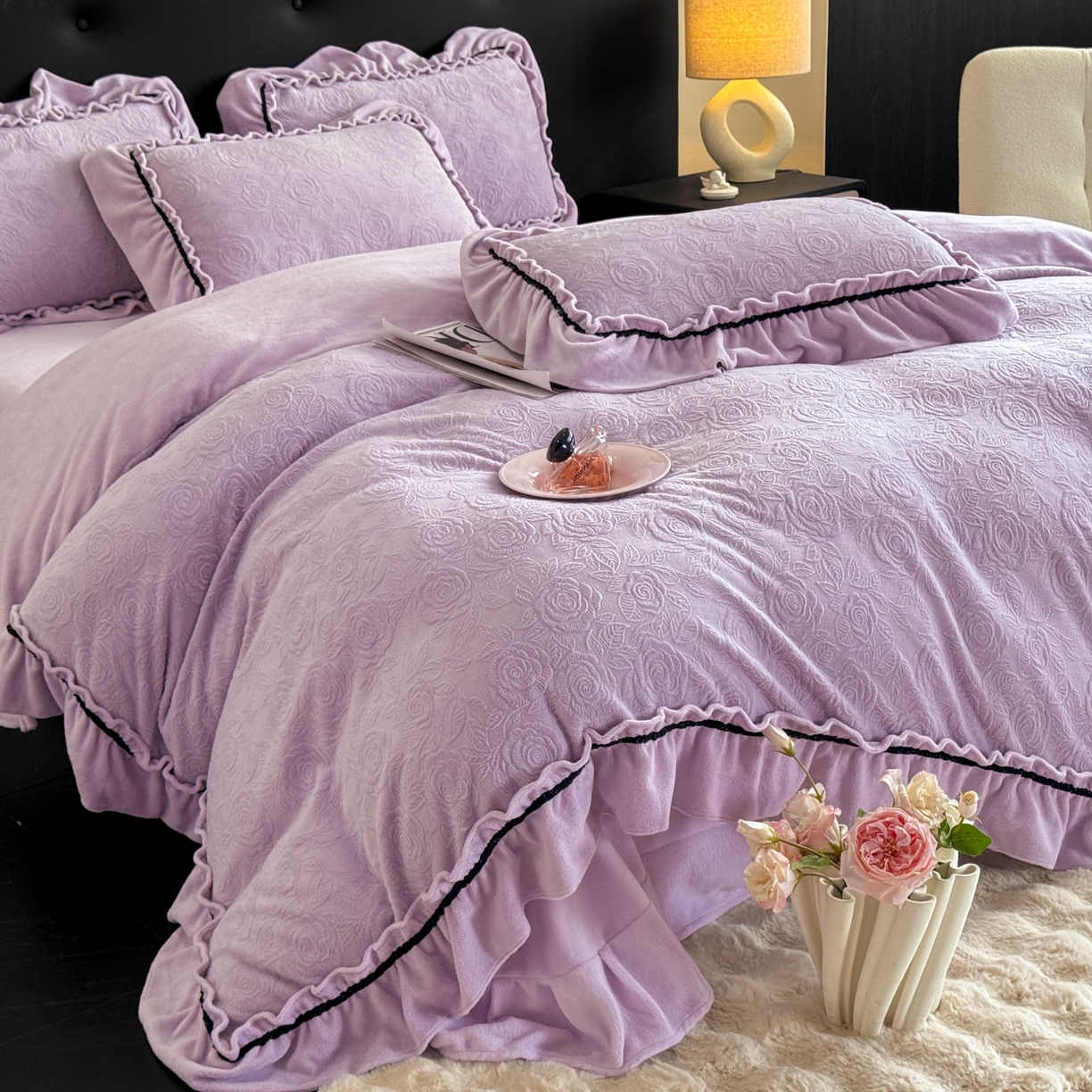 91家纺网 家纺一手货源 找家纺 绘萱家居 2025新款新品爆款高密消光织带花边款雕花牛奶绒四件套 伊莉莎-紫