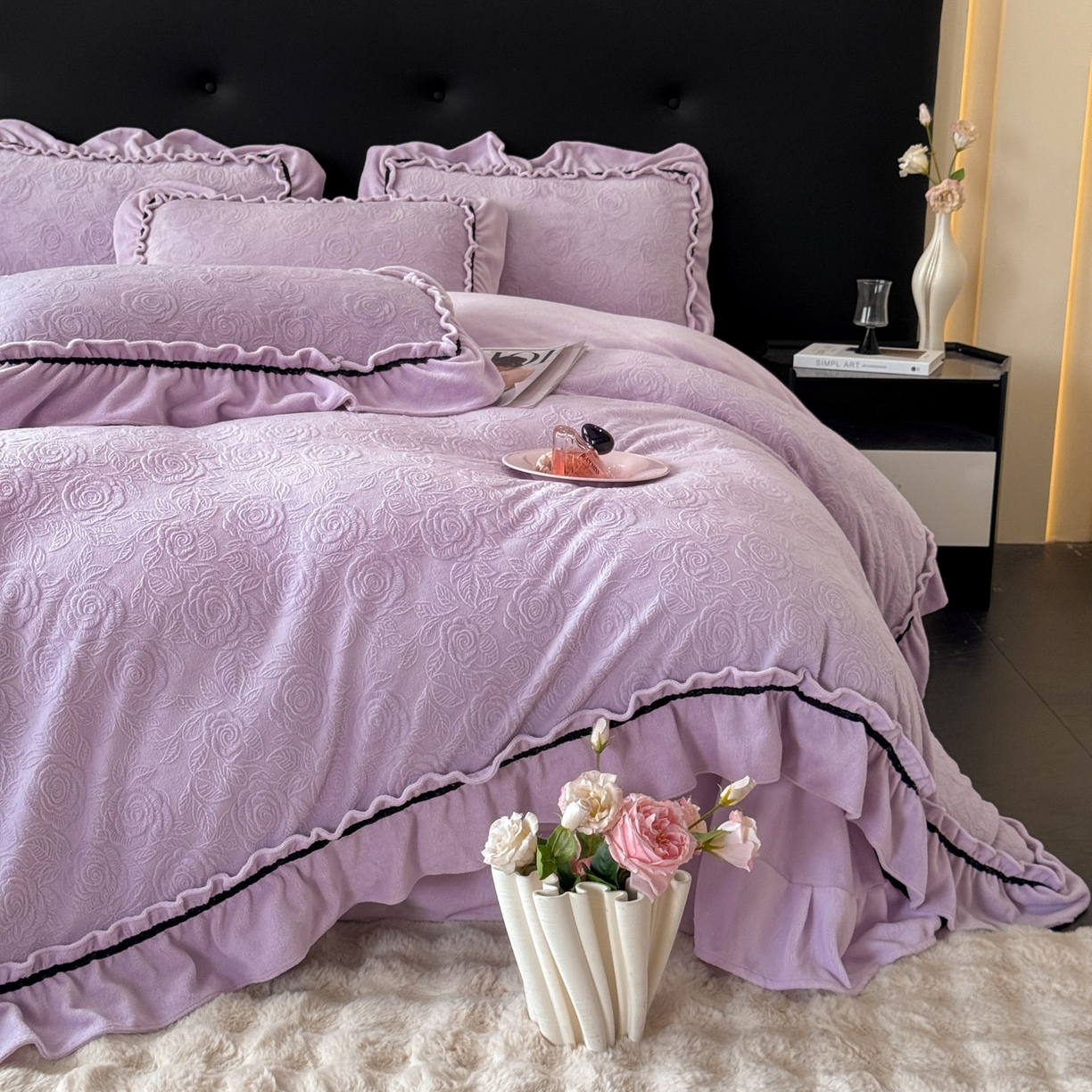 91家纺网 家纺一手货源 找家纺 绘萱家居 2025新款新品爆款高密消光织带花边款雕花牛奶绒四件套 伊莉莎-紫