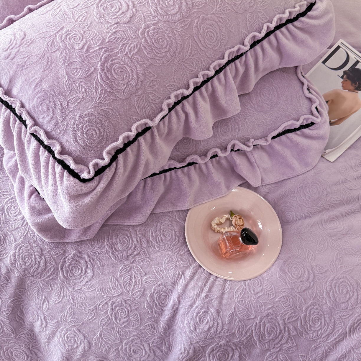 91家纺网 家纺一手货源 找家纺 绘萱家居 2025新款新品爆款高密消光织带花边款雕花牛奶绒四件套 伊莉莎-紫