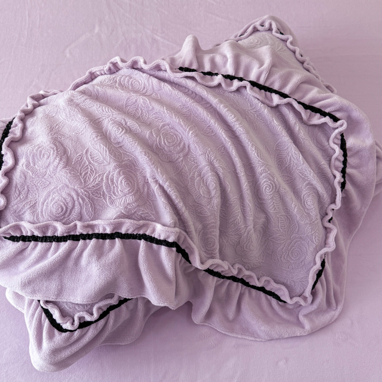 91家纺网 家纺一手货源 找家纺 绘萱家居 2025新款新品爆款高密消光织带花边款雕花牛奶绒四件套 伊莉莎-紫