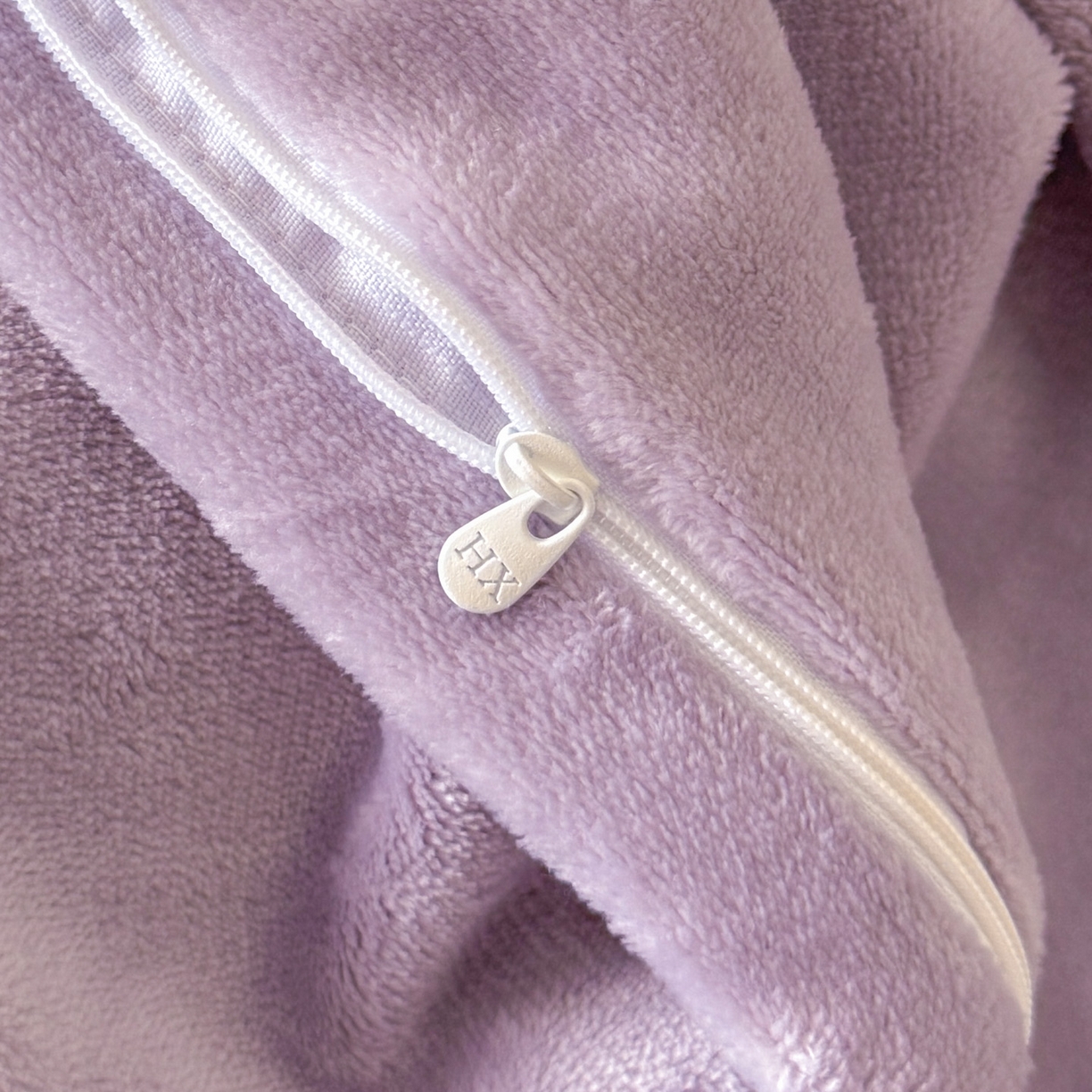 91家纺网 家纺一手货源 找家纺 绘萱家居 2025新款新品爆款高密消光织带花边款雕花牛奶绒四件套 伊莉莎-紫