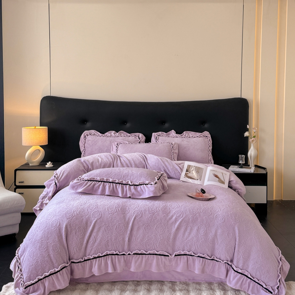 91家纺网 家纺一手货源 找家纺 绘萱家居 2025新款新品爆款高密消光织带花边款雕花牛奶绒四件套 伊莉莎-紫